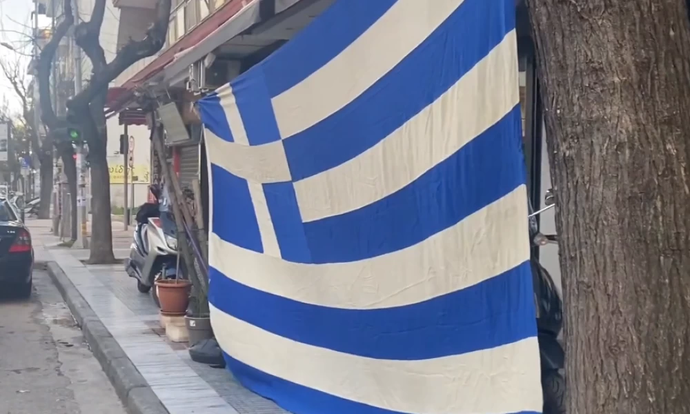 Θεσσαλονίκη: Πολίτες ύψωσαν την γαλανόλευκη έξω από το τουρκικό προξενείο